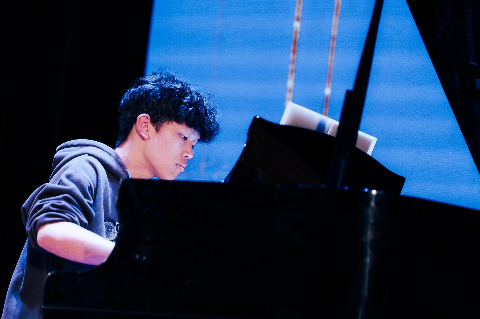 25-26 Christmas Show16 25-26 Christmas Show-16