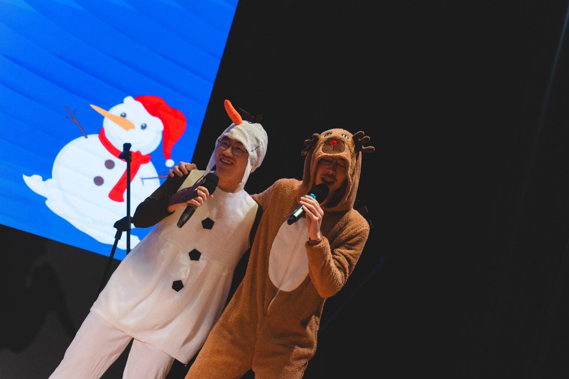 25-26 Christmas Show70 25-26 Christmas Show-70