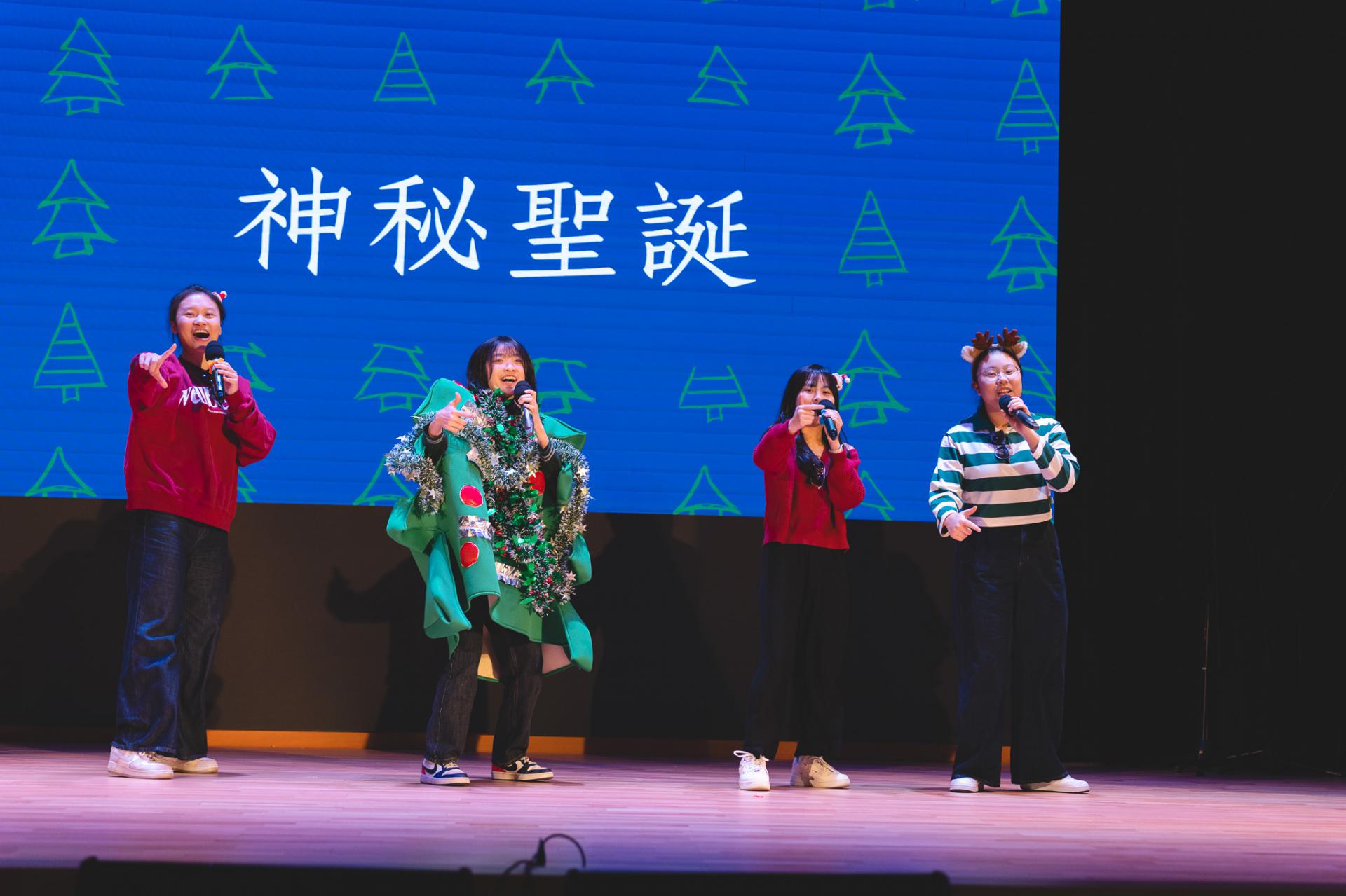 25-26 Christmas Show76 25-26 Christmas Show-76