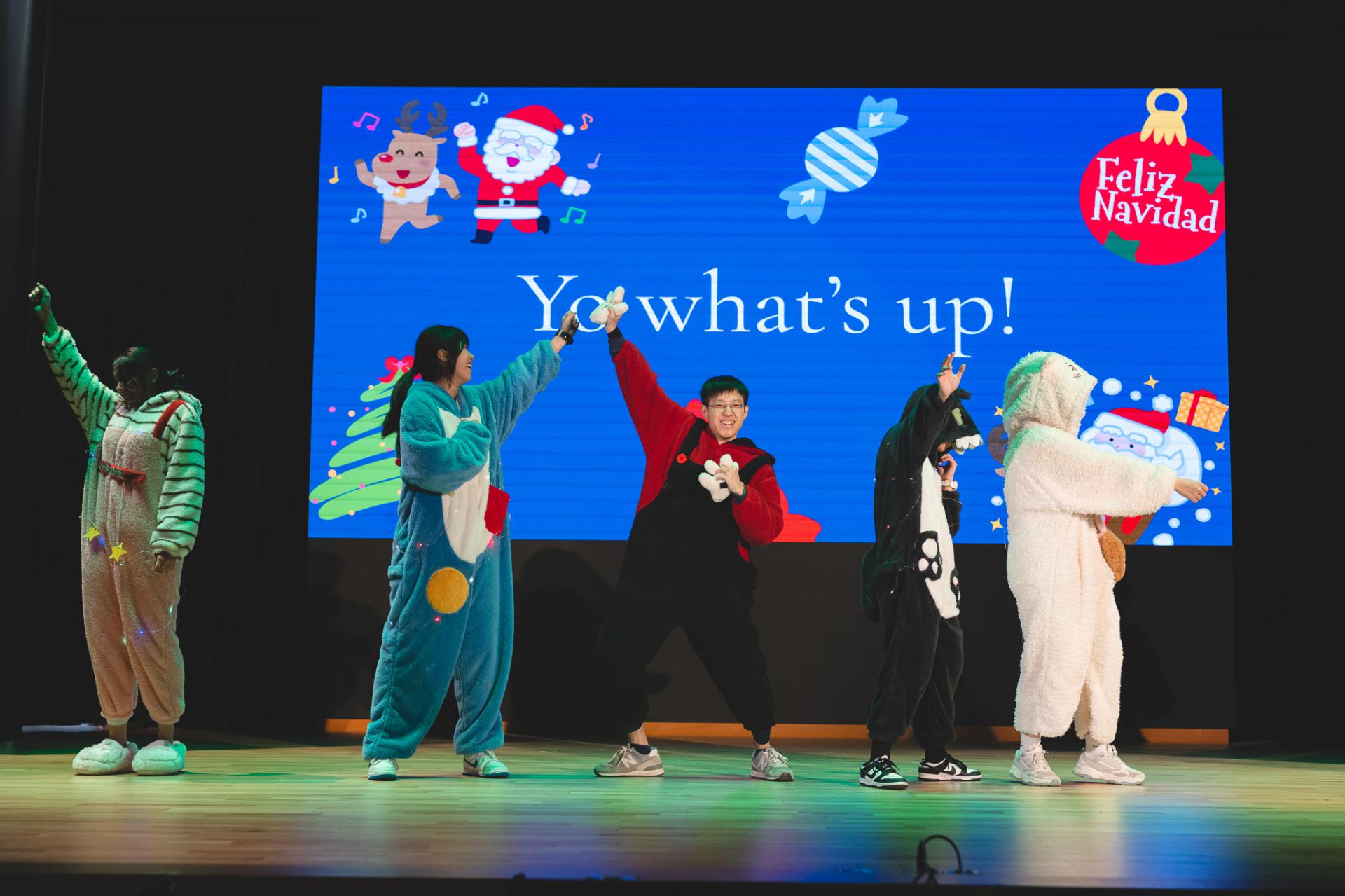 25-26 Christmas Show119 25-26 Christmas Show-119