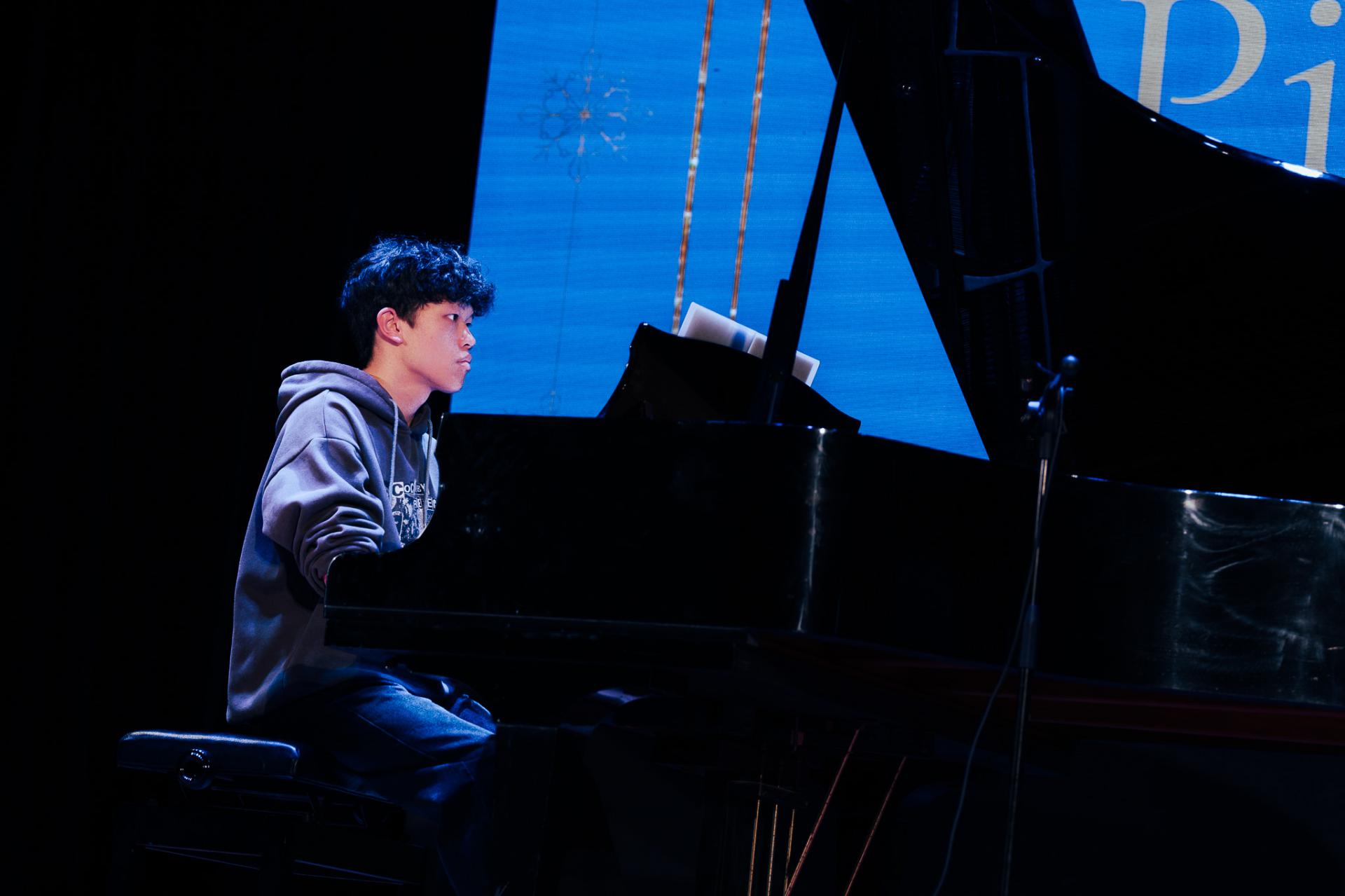 25-26 Christmas Show13 25-26 Christmas Show-13