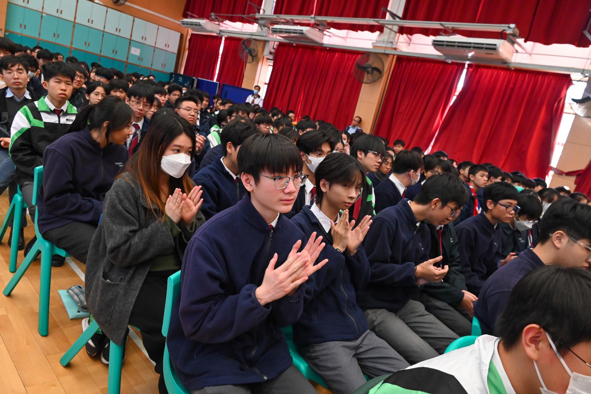 Mrs. Rita Fan Hsu Lai-tai Visits the School to Share – Theme: The Story of China's Poverty Alleviation13 Mrs. Rita Fan Hsu Lai-tai Visits the School to Share – Theme: The Story of China's Poverty Alleviation-13