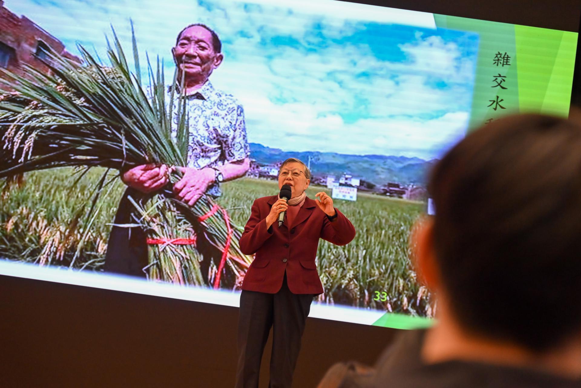 Mrs. Rita Fan Hsu Lai-tai Visits the School to Share – Theme: The Story of China's Poverty Alleviation19 Mrs. Rita Fan Hsu Lai-tai Visits the School to Share – Theme: The Story of China's Poverty Alleviation-19