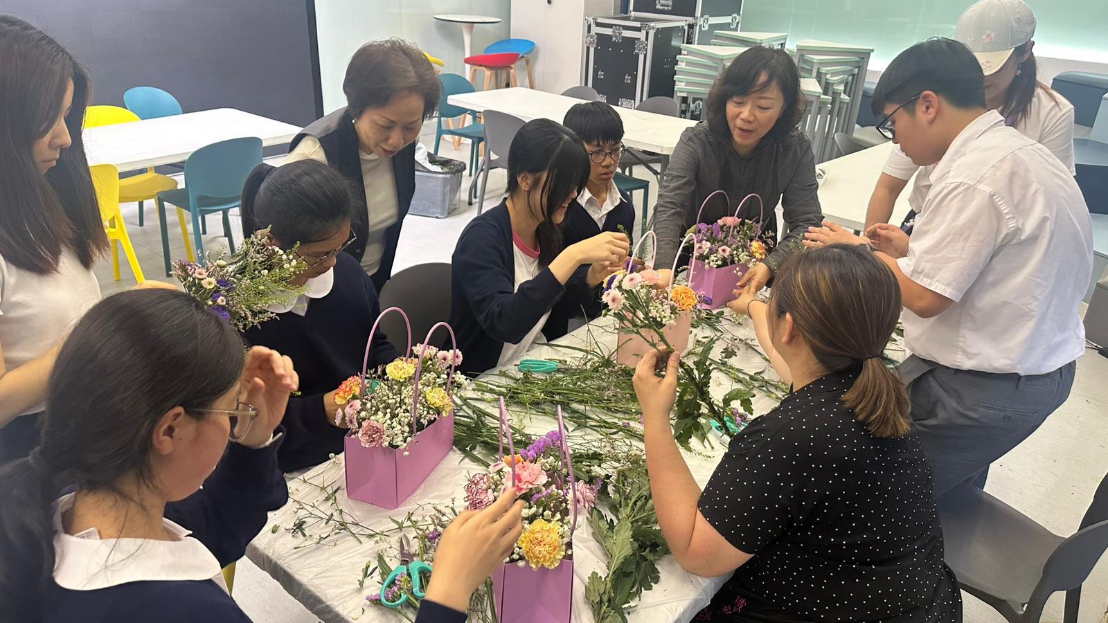 Mother's Day Flower Arrangement Workshop35 Mother's Day Flower Arrangement Workshop-35