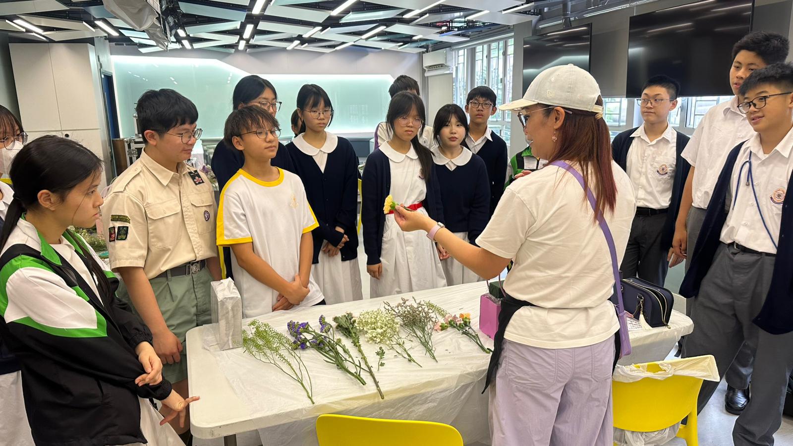Mother's Day Flower Arrangement Workshop40 Mother's Day Flower Arrangement Workshop-40