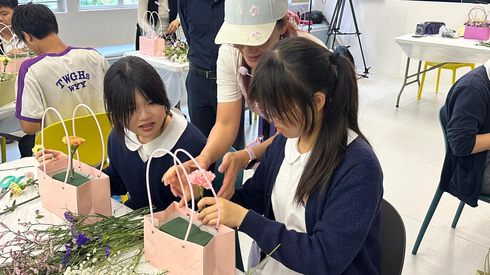 Mother's Day Flower Arrangement Workshop50 Mother's Day Flower Arrangement Workshop-50