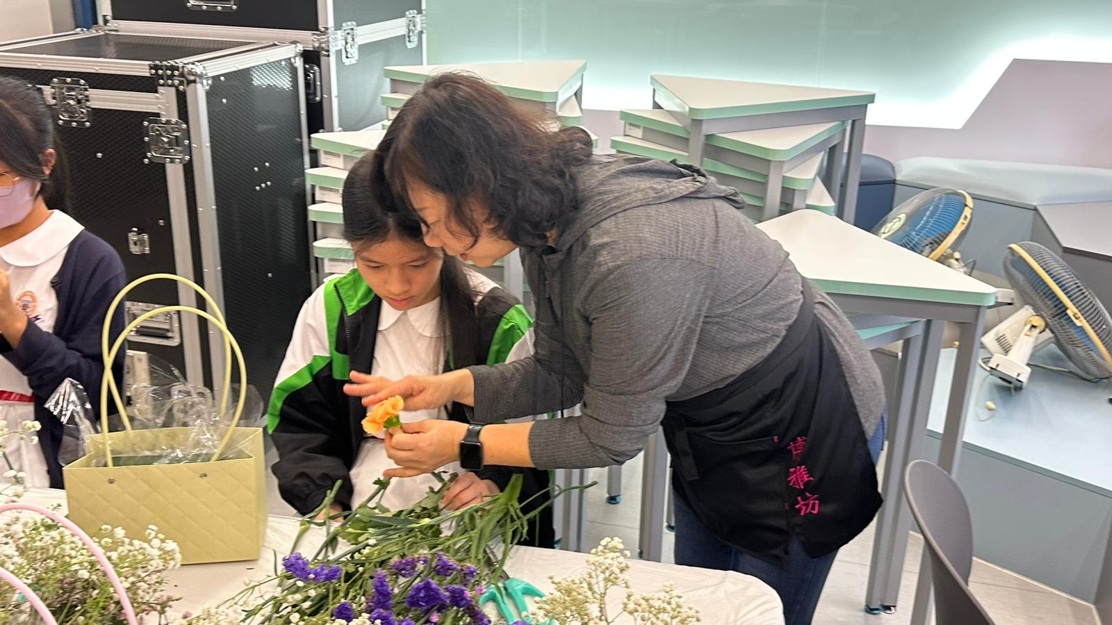 Mother's Day Flower Arrangement Workshop47 Mother's Day Flower Arrangement Workshop-47