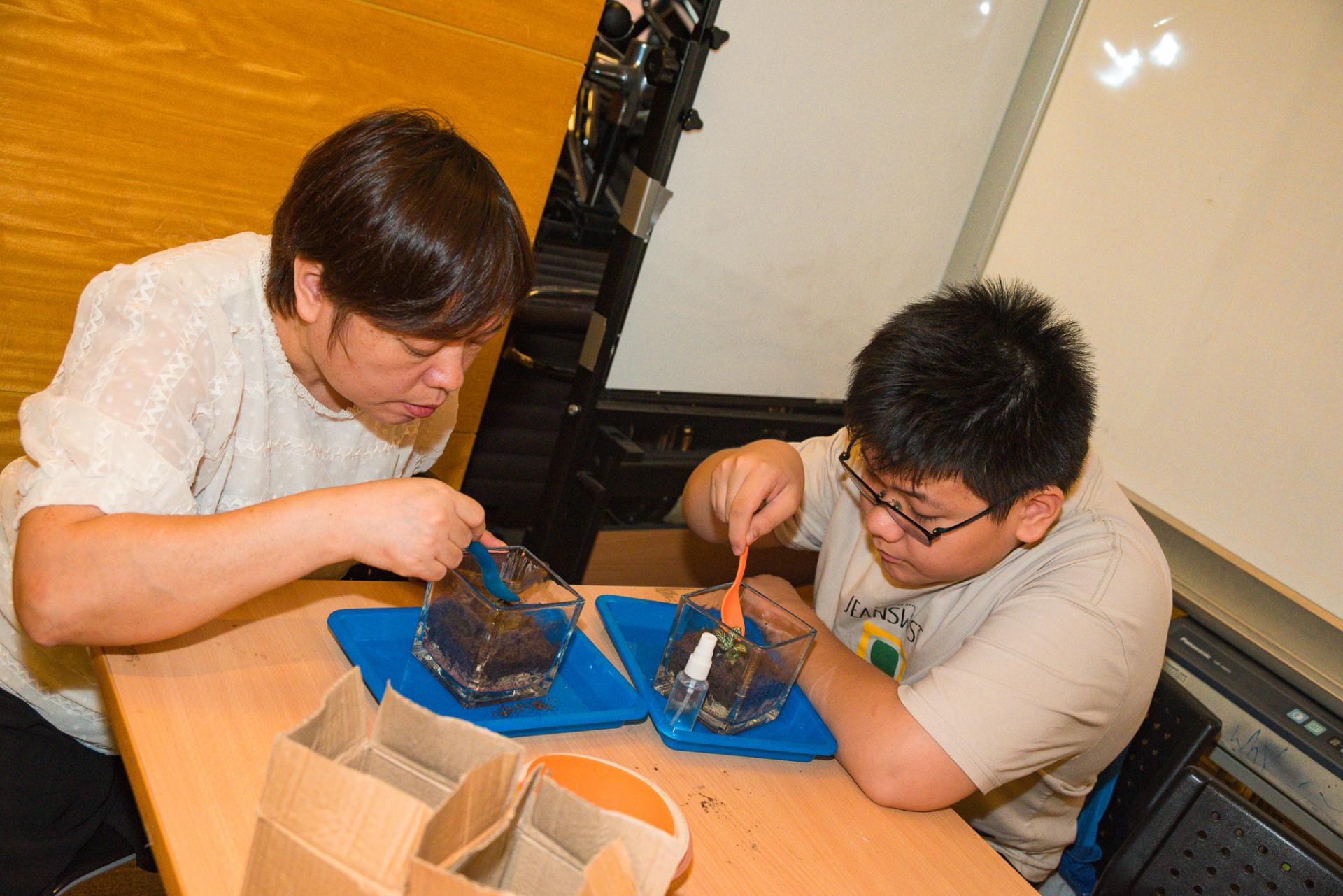 The Parent-Teacher Association of our school, in collaboration with the PTA of Shek Lei St. John's Catholic Primary School, organized a 'Micro-Ecosystem Glass Terrarium Workshop' at Noah's Ark, Ma Wan, and a visit to the '1868 Cultural and Arts District.'32 The Parent-Teacher Association of our school, in collaboration with the PTA of Shek Lei St. John's Catholic Primary School, organized a 'Micro-Ecosystem Glass Terrarium Workshop' at Noah's Ark, Ma Wan, and a visit to the '1868 Cultural and Arts District.'-32