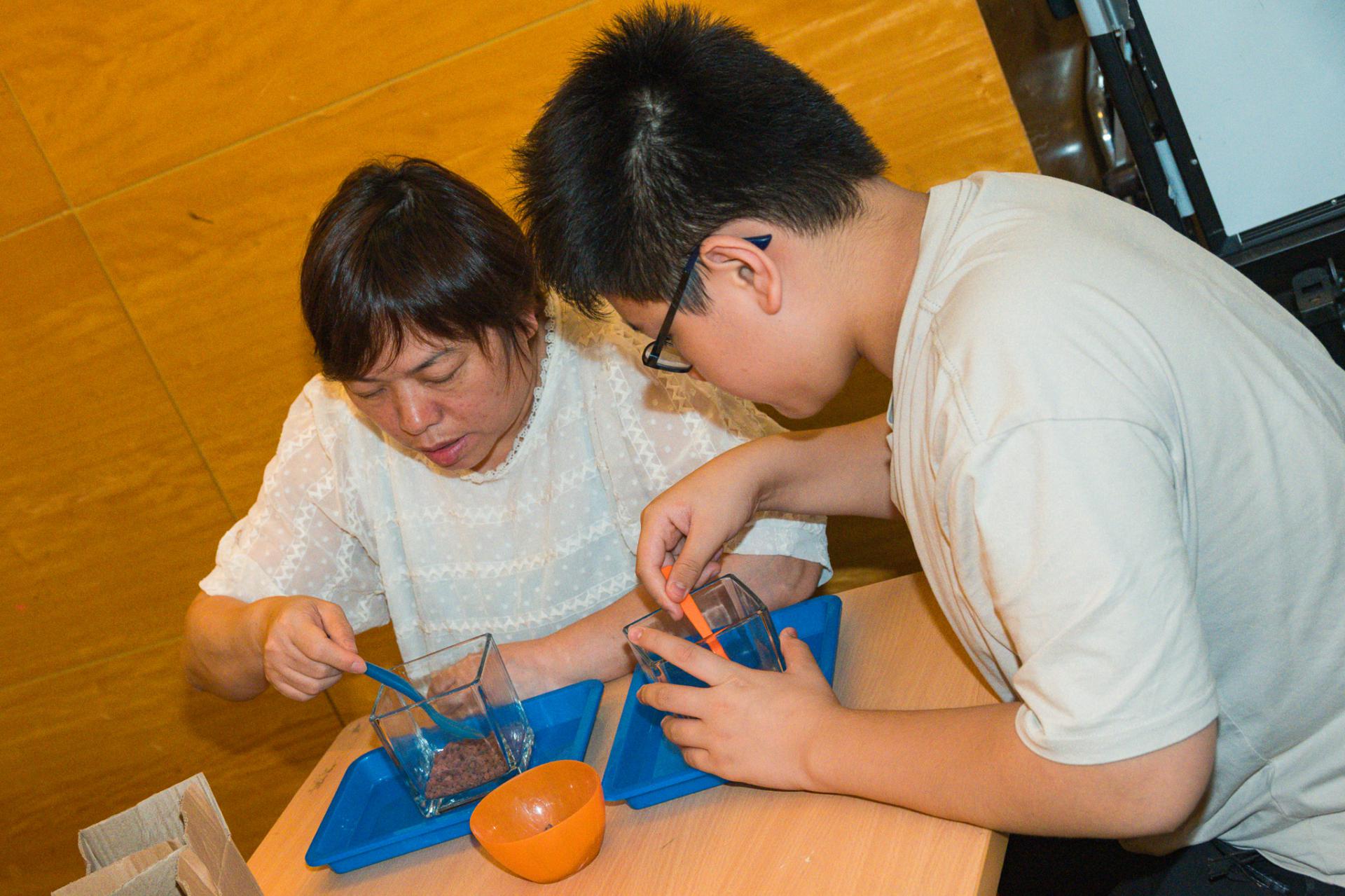 The Parent-Teacher Association of our school, in collaboration with the PTA of Shek Lei St. John's Catholic Primary School, organized a 'Micro-Ecosystem Glass Terrarium Workshop' at Noah's Ark, Ma Wan, and a visit to the '1868 Cultural and Arts District.'21 The Parent-Teacher Association of our school, in collaboration with the PTA of Shek Lei St. John's Catholic Primary School, organized a 'Micro-Ecosystem Glass Terrarium Workshop' at Noah's Ark, Ma Wan, and a visit to the '1868 Cultural and Arts District.'-21